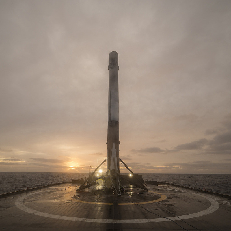 El cohete Falcon 9 en una plataforma flotante