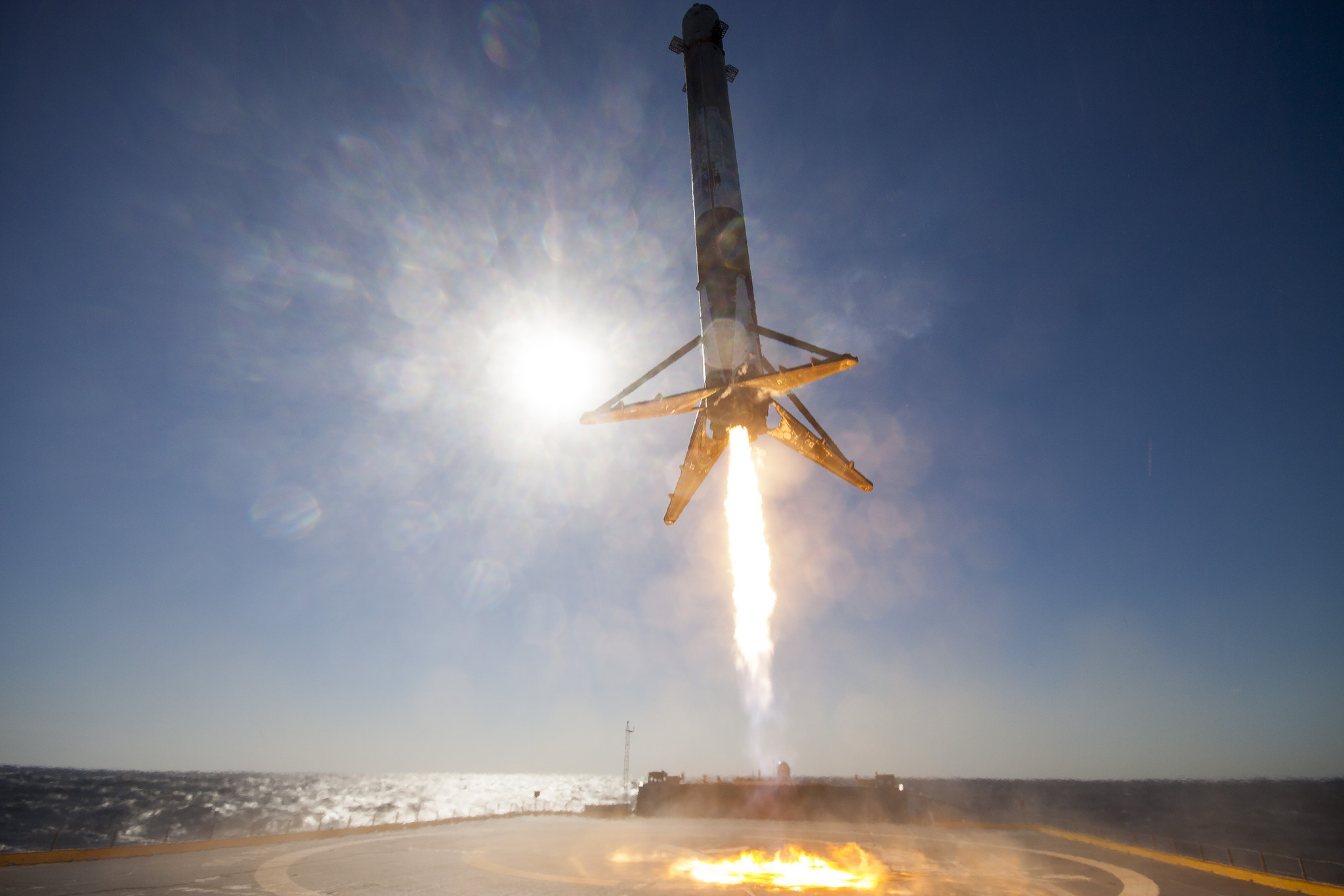 El inicio del aterrizaje de cohete Falcon 9 en una plataforma flotante