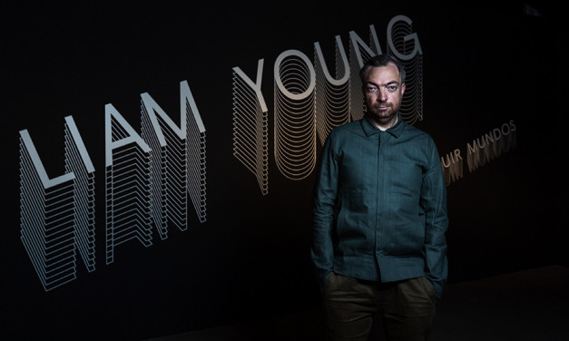 Liam Young es un arquitecto, escritor y artista digital que utiliza la tecnología y la narrativa para explorar el impacto del mundo construido y tecnológico en la cultura y el medio ambiente del futuro.