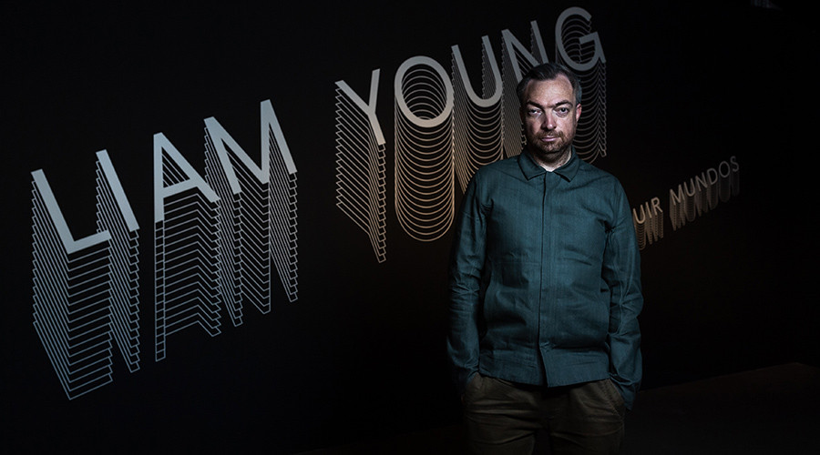 Liam Young es un arquitecto, escritor y artista digital que utiliza la tecnología y la narrativa para explorar el impacto del mundo construido y tecnológico en la cultura y el medio ambiente del futuro.