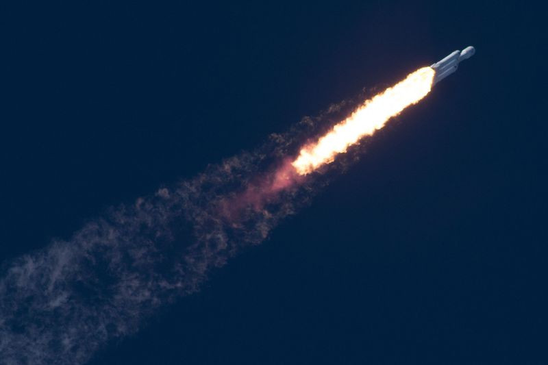 El cohete Falcon Heavy despegando.
