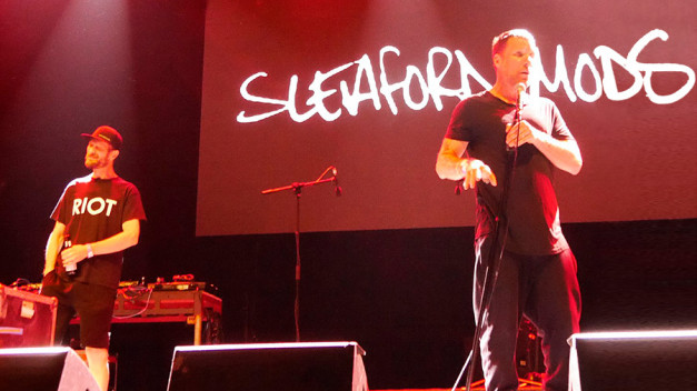 Sleaford Mods es un grupo de música inglés formado en 2007 en Nottingham. Los componentes de la banda son el vocalista y letrista Jason Williamson y el músico Andrew Fearn que se encarga de la programación de las bases rítmicas.