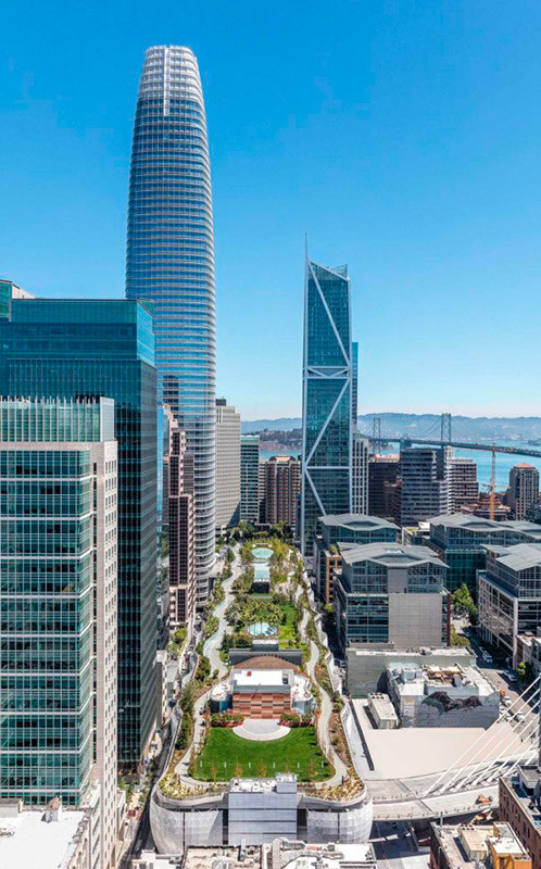 La torre de oficinas Salesforce Tower de San Francisco junto al proyecto Salesforce Transit Center