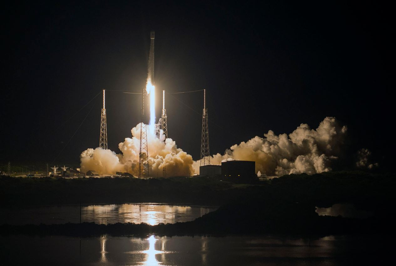 El cohete Falcon 9 en la plataforma de despegue por la noche