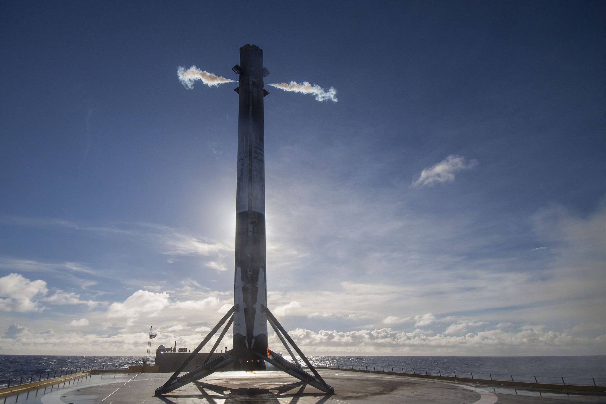 El cohete Falcon 9 sobre la plataforma marítima