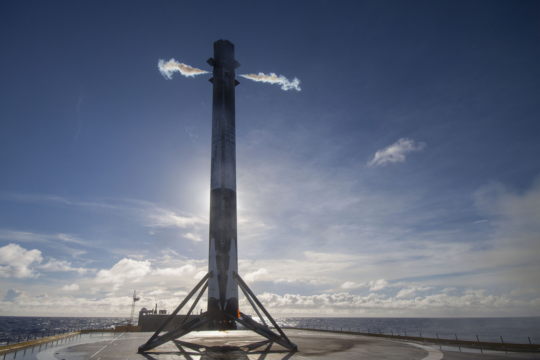 El cohete Falcon 9 sobre la plataforma marítima