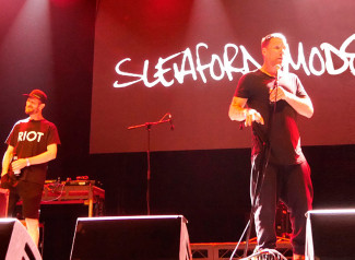 Sleaford Mods es un grupo de música inglés formado en 2007 en Nottingham. Los componentes de la banda son el vocalista y letrista Jason Williamson y el músico Andrew Fearn que se encarga de la programación de las bases rítmicas.