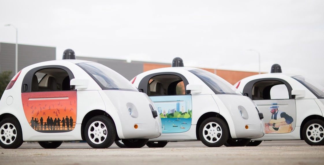 Diseño de los coches de Waymo, a new way forward in mobility, utilizados como espacio de soporte publicitario con elementos de comunicación que será tendencia en el año 2017