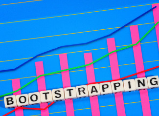 ¿Qué es Bootstrapping? Bootstrapping significa iniciar y mantener un negocio con pocos recursos.