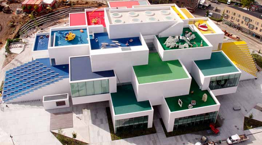 La Casa de Lego (Lego House), centro educativo y de actividades. El edificio fue diseñado por el arquitecto danés Bjarke Ingels y su firma BIG (Bjarke Ingels Group).