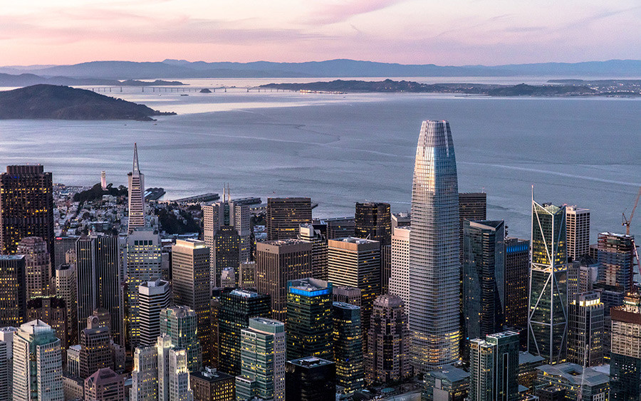 Imagen de la imponente torre de oficinas Salesforce Tower de San Francisco