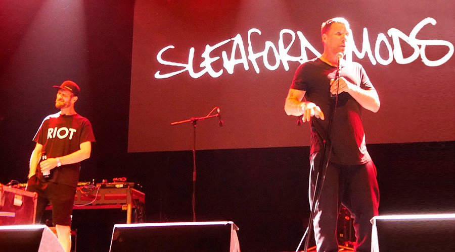 Sleaford Mods es un grupo de música inglés formado en 2007 en Nottingham. Los componentes de la banda son el vocalista y letrista Jason Williamson y el músico Andrew Fearn que se encarga de la programación de las bases rítmicas.