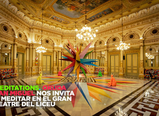 Okuda San Miguel nos invita a meditar en el Gran Teatre del Liceu de Barcelona. Es el artista invitado de la temporada 21/22 en su Sala Miralls con la instalación Meditations que establece un diálogo entre el pasado y el futuro en el 175 aniversario del Liceu.