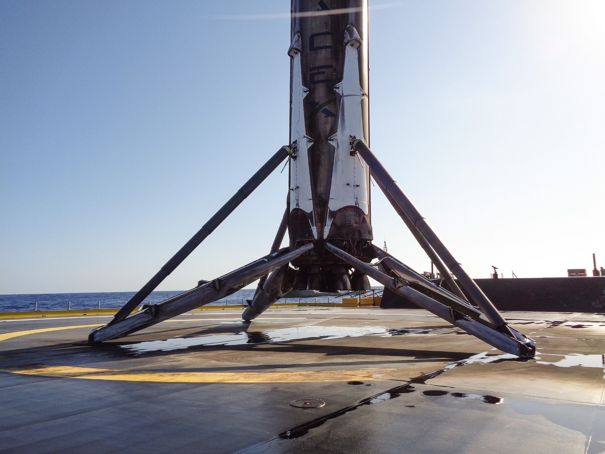 El cohete Falcon 9 sobre la plataforma marítima ubicada en el Océano Atlántico