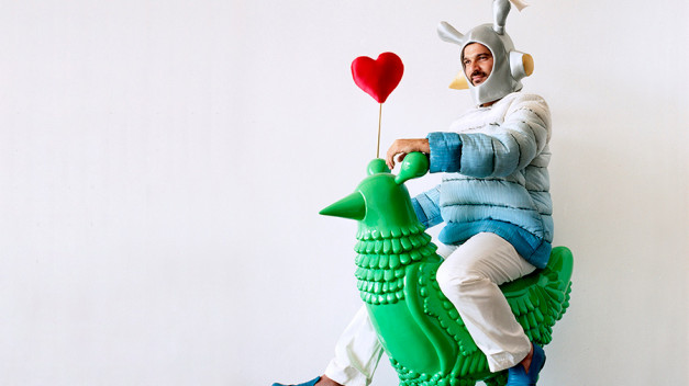 el diseñador Jaime Hayon montando el green chicken en la 'Exhibition at Design Museum in Holon', Israel en el año 2015.