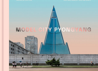 Portada del libro de los arquitectos Cristiano Bianchi y Kristina Drapić con fotos sobre arquitectura de Corea del Norte, Model City Pyongyang que ha sido publicado por Thames & Hudson.