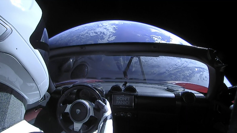 Vista de la Tierra desde el coche Telsa en el espacio.