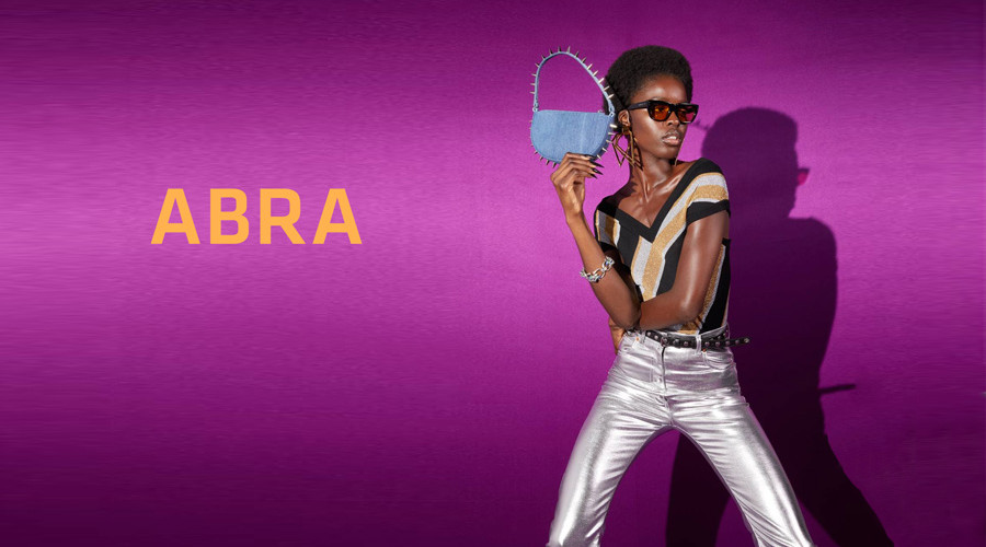 Abra es una marca de bolsos y zapatos dirigida por Abraham Ortuño Pérez.