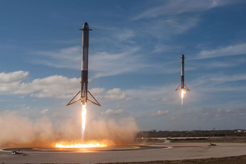 Los cohetes propulsores del Falcon Heavy aterrizando