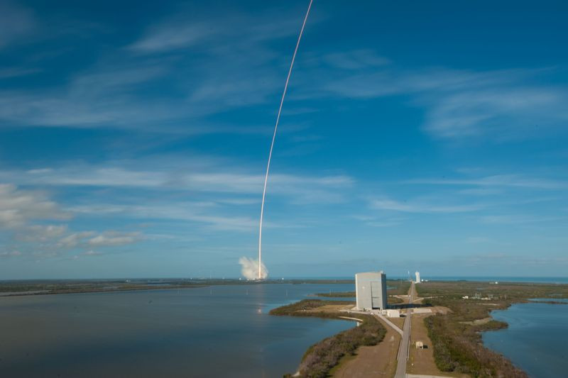 El cohete central del Falcon Heavy aterriza en el océano Atlántico en un plataforma marina.