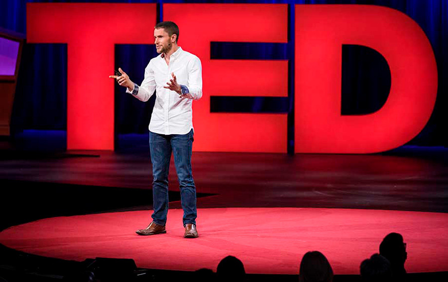 Richard Browning dando una conferencia TED