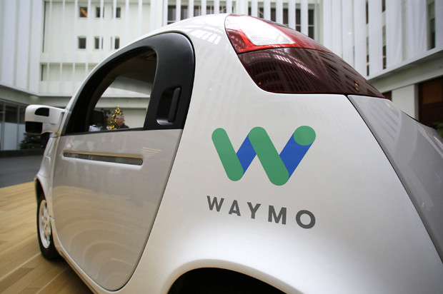 En esta imagen se puede apreciar la imagen corporativa de Waymo, la empresa de Google que tiene un logotipo moderno y atractivo así como toda la identidad corporativa de esta compañía.