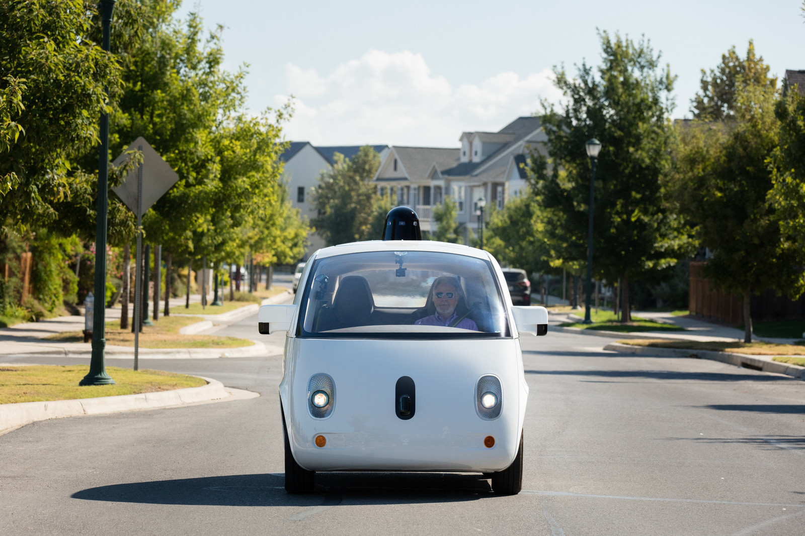 Diseño frontal de uno de los pequeños coches de Waymo, a new way forward in mobility, con el logotipo de la empresa dedicada a movilidad que será tendencia en el año 2017