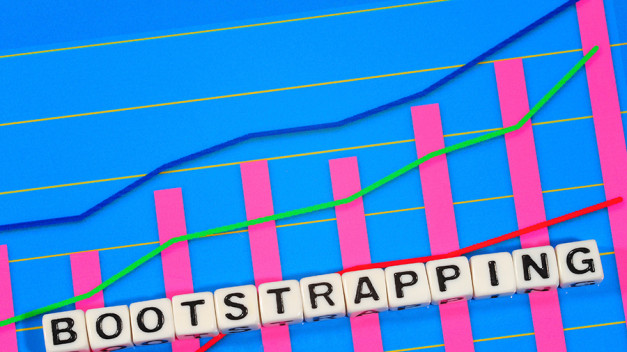 ¿Qué es Bootstrapping? Bootstrapping significa iniciar y mantener un negocio con pocos recursos.
