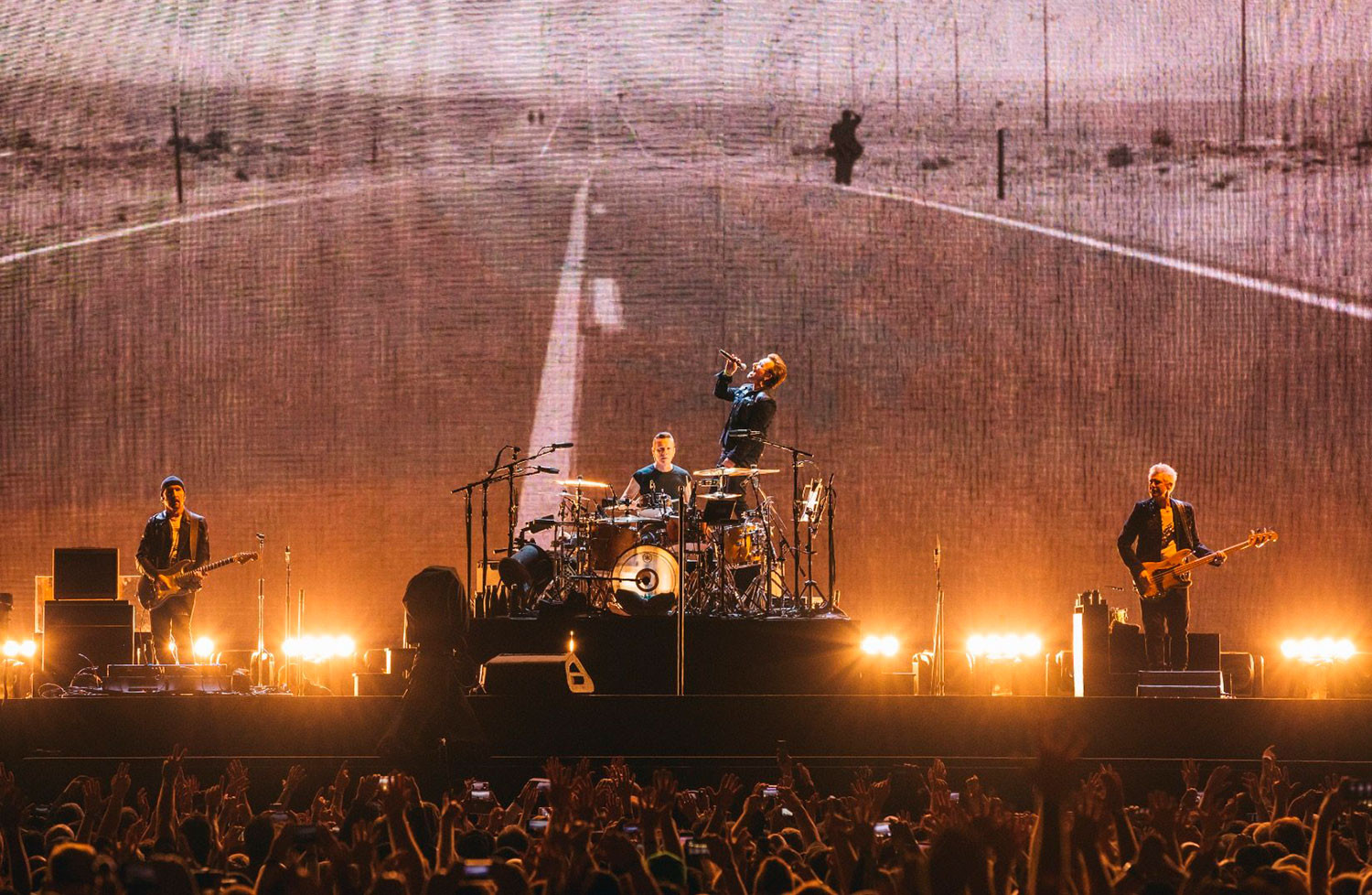 Escenario concierto en Vancouver, imagen de una carretera de fondo.