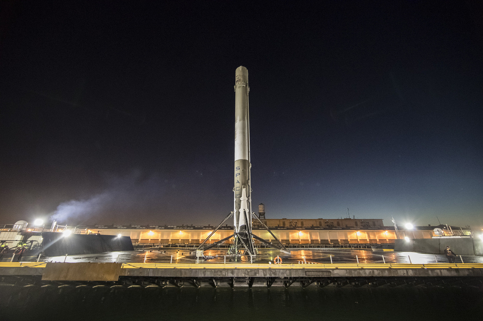 SpaceX logra la hazaña de aterrizar su cohete Falcon 9 en una plataforma marítima ubicada en el Océano Atlántico