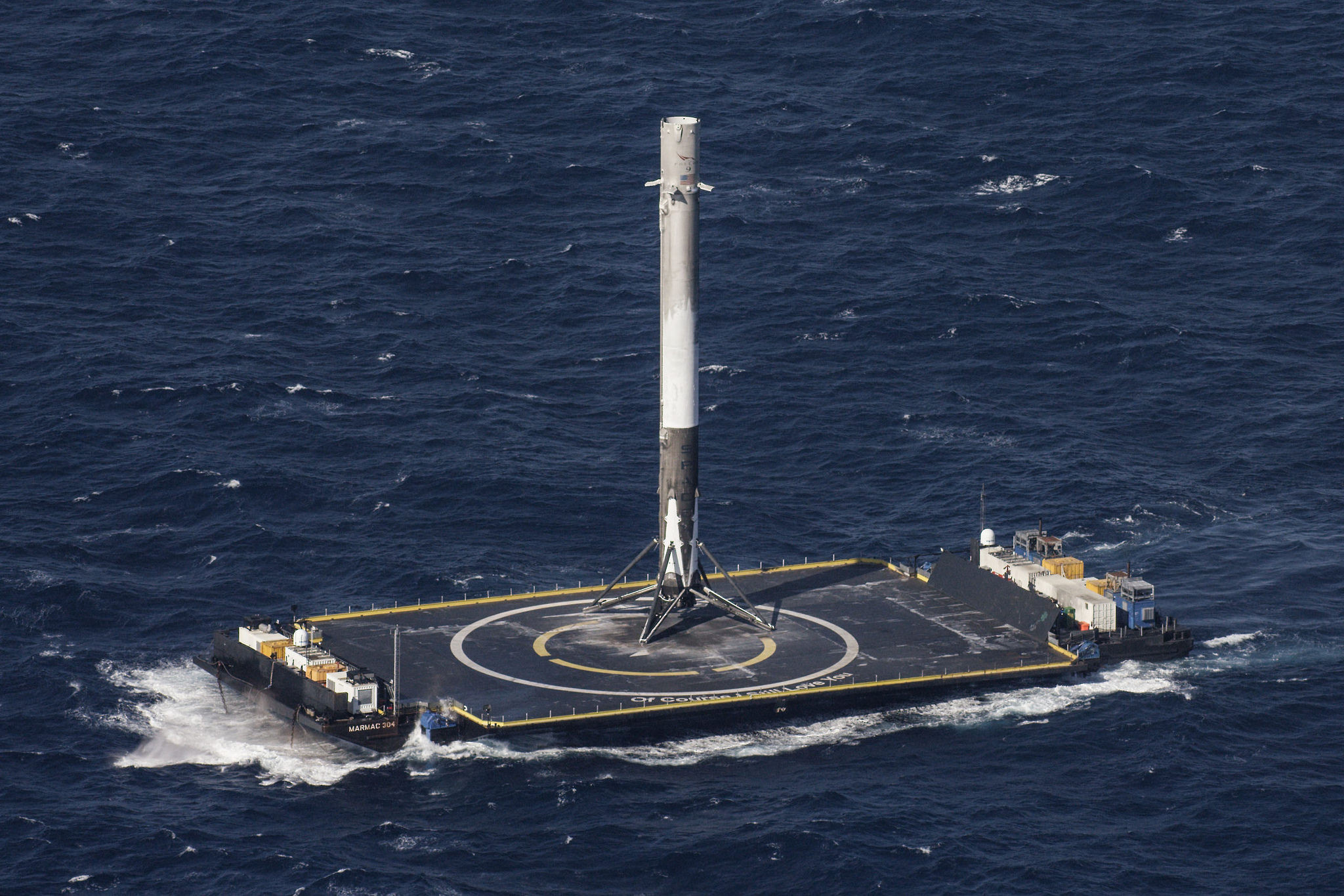 El Falcon 9 sobre la plataforma ubicada en el Océano Atlántico