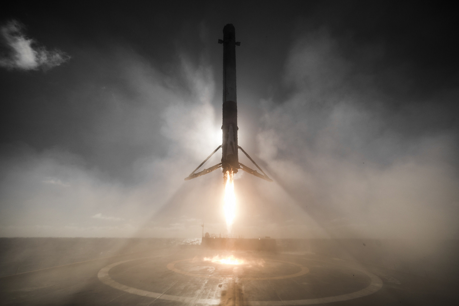 Otra toma del Falcon 9 aterrizando en una plataforma flotante