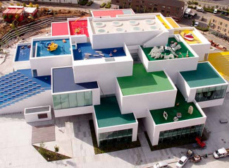 La Casa de Lego (Lego House), centro educativo y de actividades. El edificio fue diseñado por el arquitecto danés Bjarke Ingels y su firma BIG (Bjarke Ingels Group).