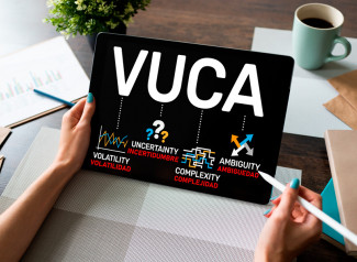 El entorno VUCA corresponde a una situación en la que la volatilidad, la incertidumbre, la complejidad y la ambigüedad son algunas de las características más significativas.