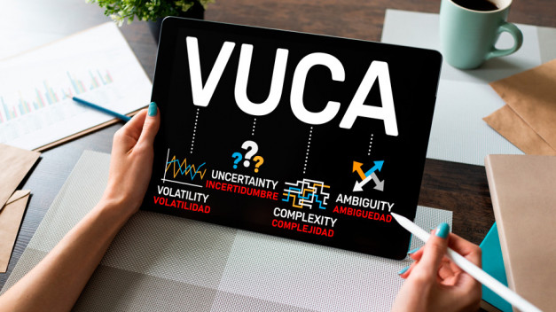 El entorno VUCA corresponde a una situación en la que la volatilidad, la incertidumbre, la complejidad y la ambigüedad son algunas de las características más significativas.