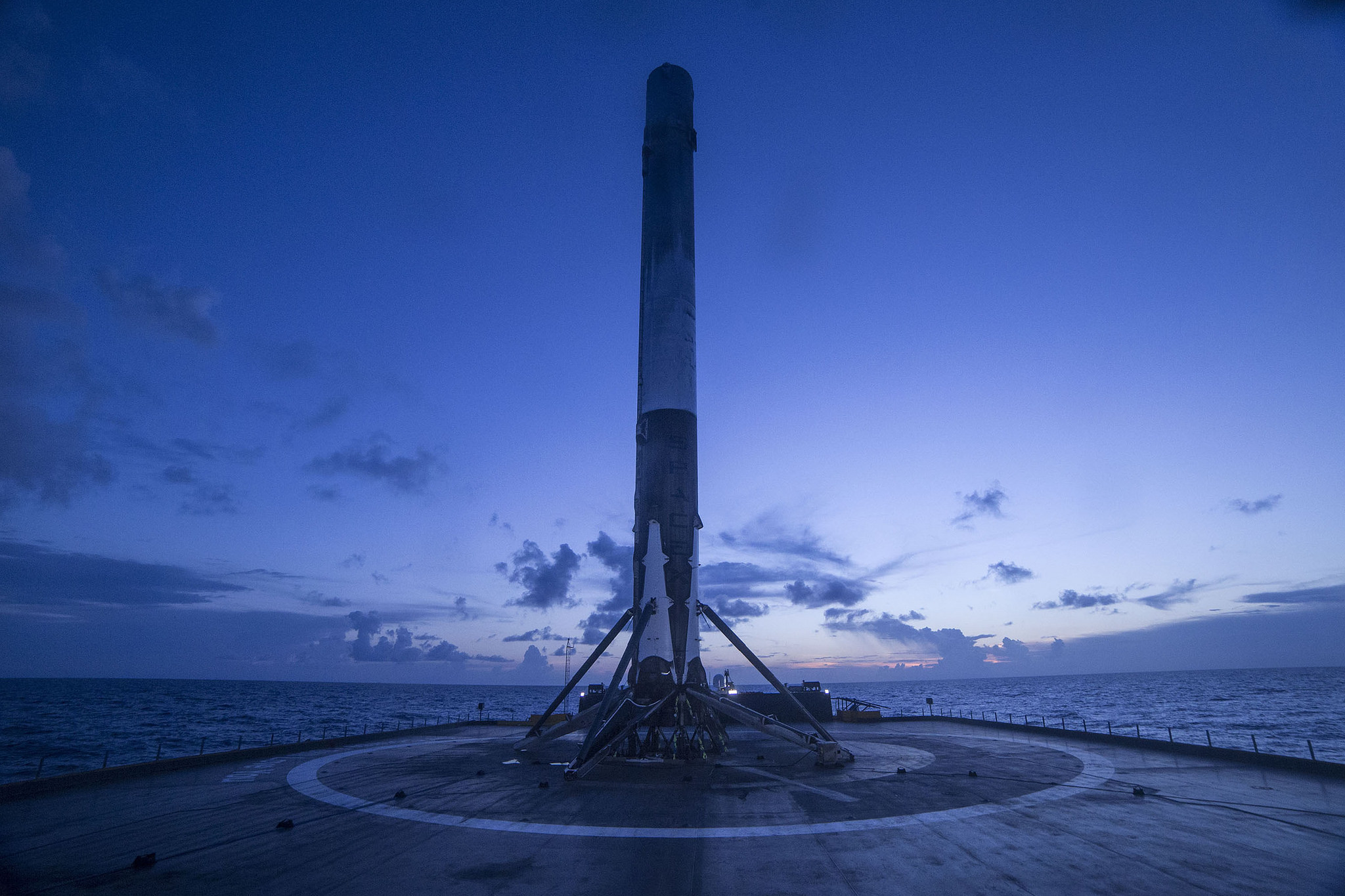 SpaceX logra la hazaña de aterrizar su cohete Falcon 9 en una plataforma flotante ubicada en el Océano Atlántico