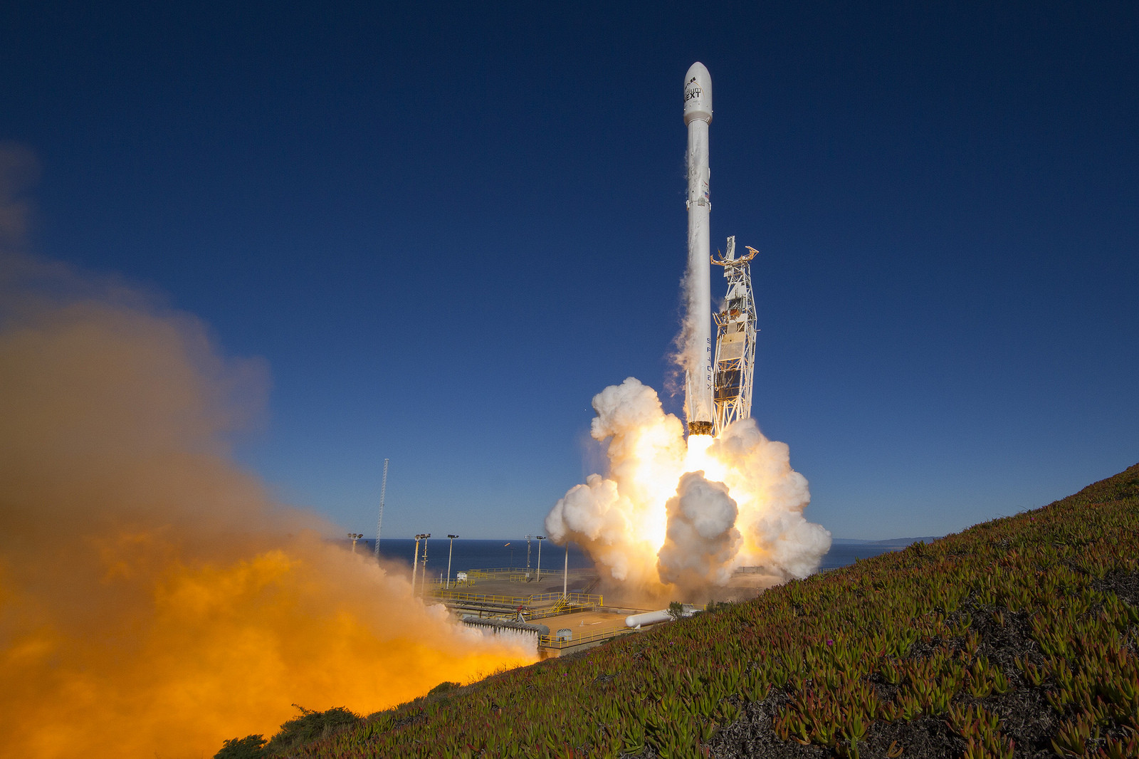 Otra foto del cohete Falcon 9 iniciando el despegue desde la base