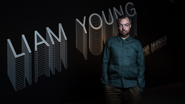 Liam Young es un arquitecto, escritor y artista digital que utiliza la tecnología y la narrativa para explorar el impacto del mundo construido y tecnológico en la cultura y el medio ambiente del futuro.