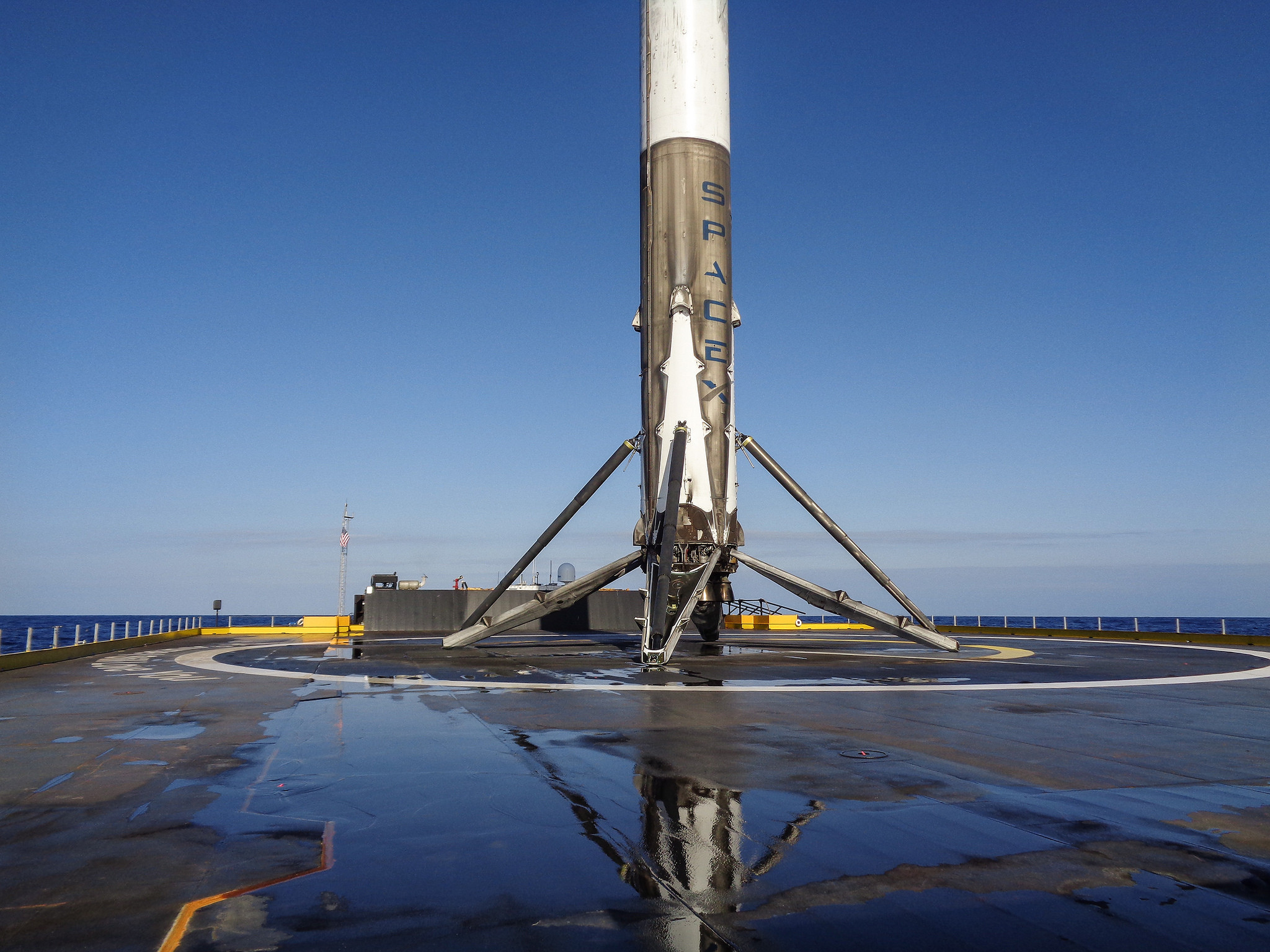 El Falcon 9 sobre la plataforma marítima en el Océano Atlántico
