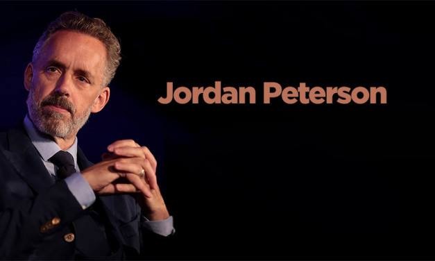 Jordan Peterson es un psicólogo, profesor y escritor canadiense conocido por su enfoque en la psicología individual, su crítica política y sus reflexiones sobre diferentes comportamientos y tendencias de la sociedad actual, que sientan las bases para un futuro mejor.