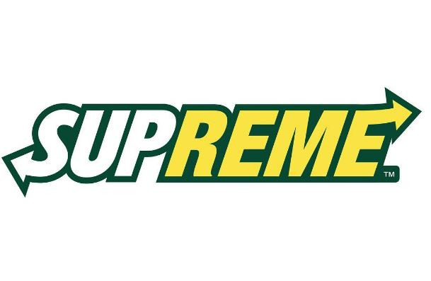 El diseñador gráfico REILLY fusiona el nombre de Supreme con el logo de Subway