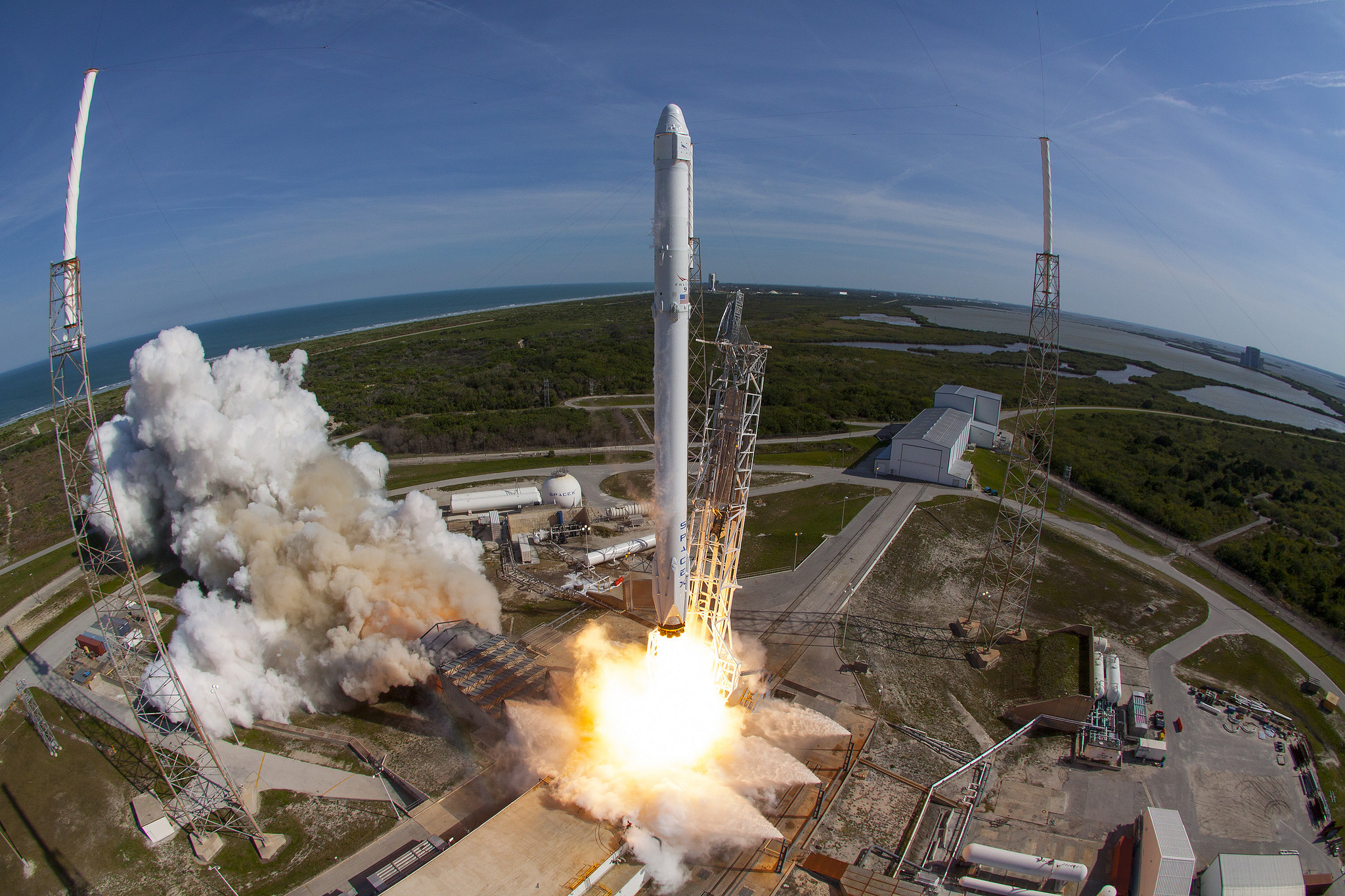 El cohete Falcon 9 empieza a despegar de la base
