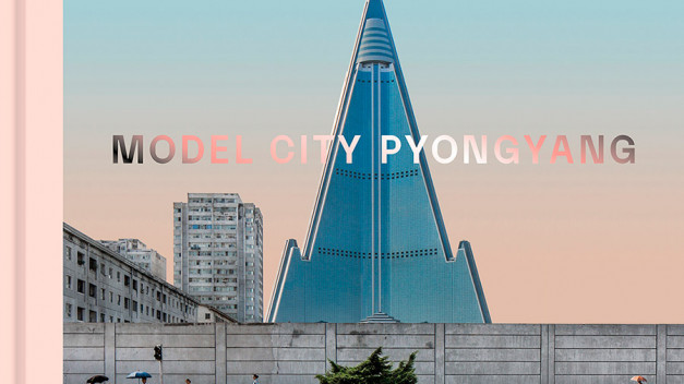 Portada del libro de los arquitectos Cristiano Bianchi y Kristina Drapić con fotos sobre arquitectura de Corea del Norte, Model City Pyongyang que ha sido publicado por Thames & Hudson.