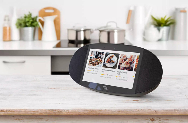 Altavoz compatible con el asistente de Google con pantalla fabricado por JBL.