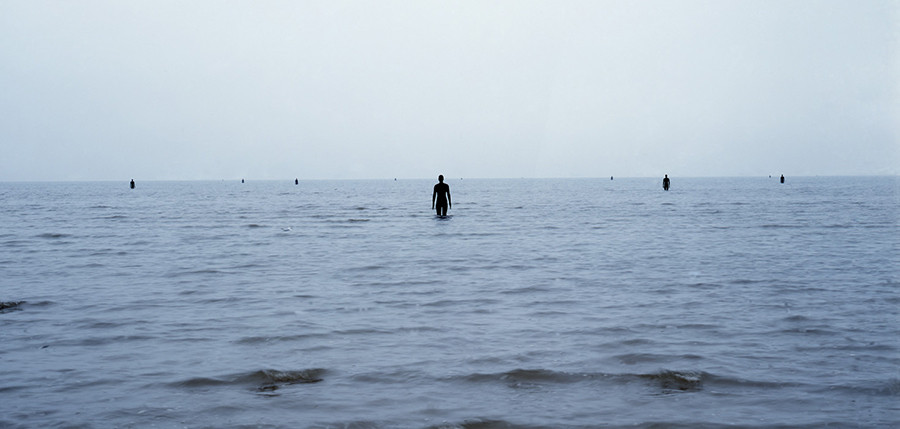 Another Place, instalación artística de Antony Gormley en la playa de Crosby Beach cerca de Liverpool, vista 1