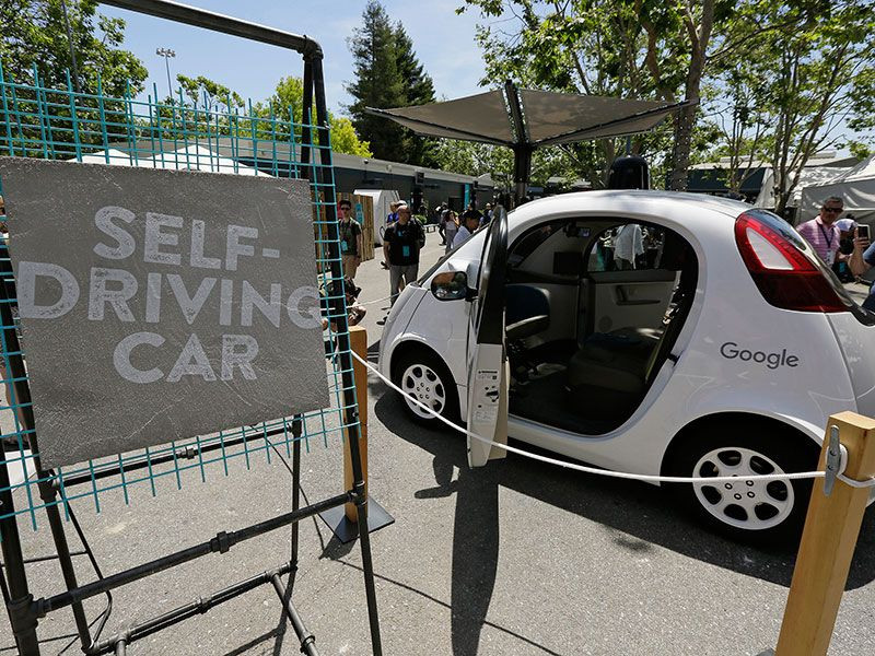 Uno de los coches Waymo, a new way forward in mobility una tendencia del año 2017, estos coches podrán aparcar solos, en esta foto aparece con el logotipo de Google.