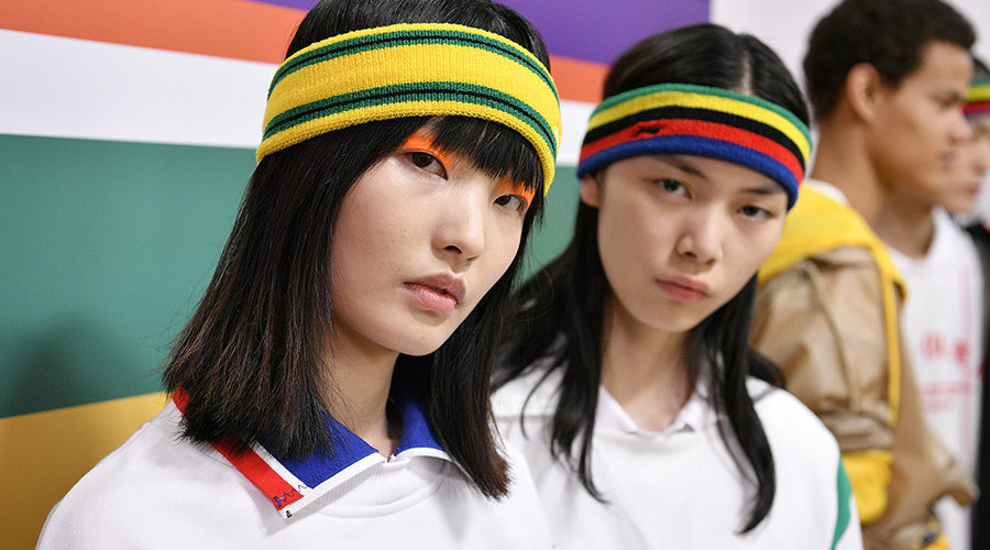 La marca china Li-Ning presenta su colección primavera verano 2020 de ropa deportiva inspirada en el ping-pong, deporte nacional en China.