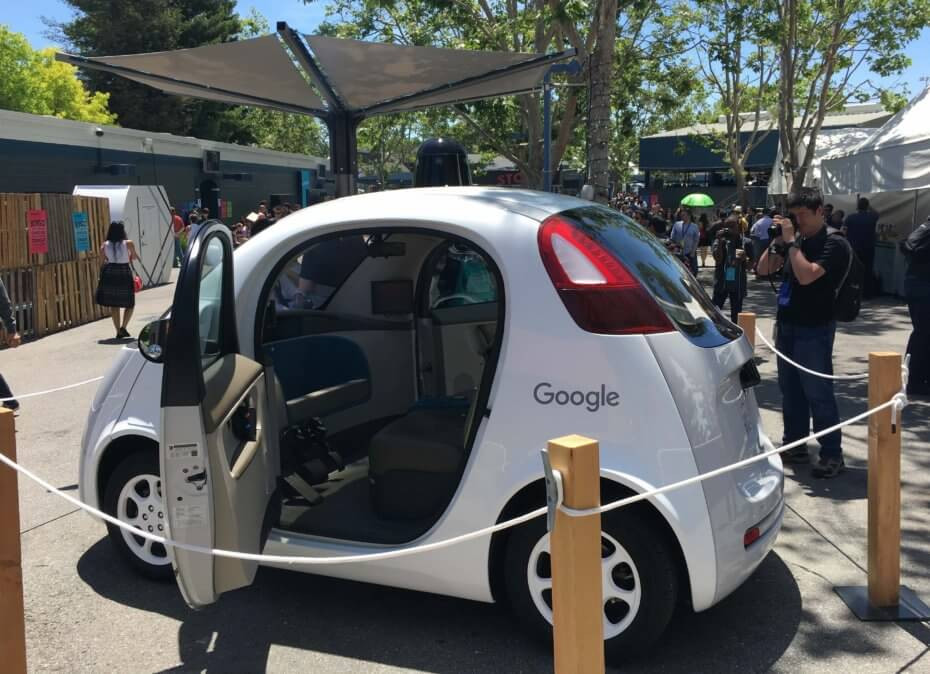 Interior de uno de los coches de la empresa de Google Waymo, a new way forward in mobility una tendencia de diseño para los próximos años.