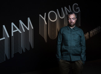Liam Young es un arquitecto, escritor y artista digital que utiliza la tecnología y la narrativa para explorar el impacto del mundo construido y tecnológico en la cultura y el medio ambiente del futuro.