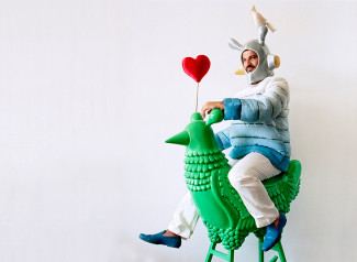 el diseñador Jaime Hayon montando el green chicken en la 'Exhibition at Design Museum in Holon', Israel en el año 2015.